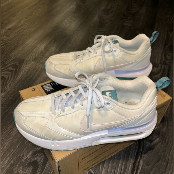 Nike Air Max Dawn (GS) Size 6y Athletic Shoes - Picture 4 of 7